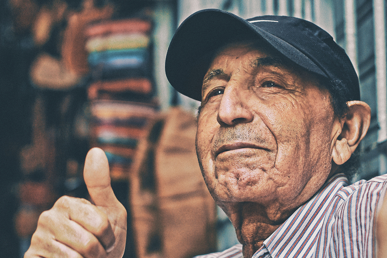 サムズアップする老人