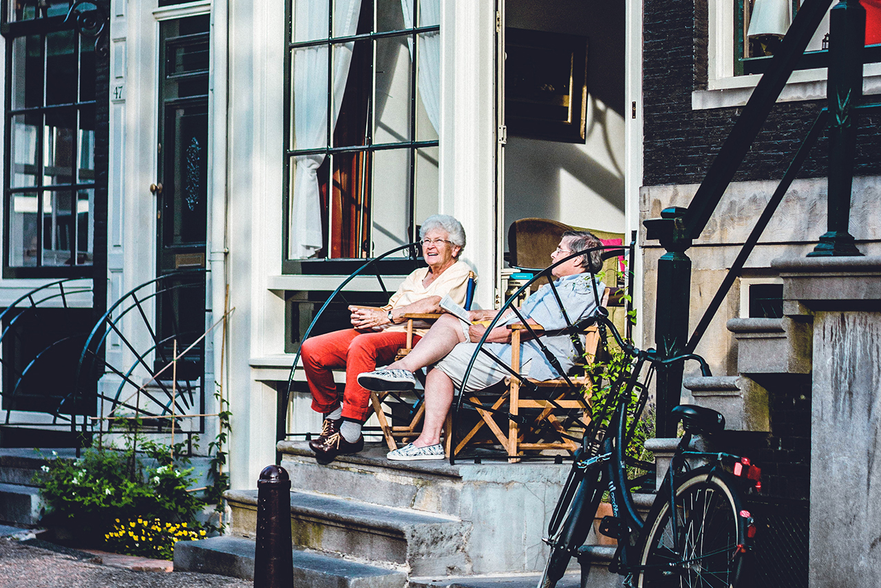 駆除剤を散布する男性